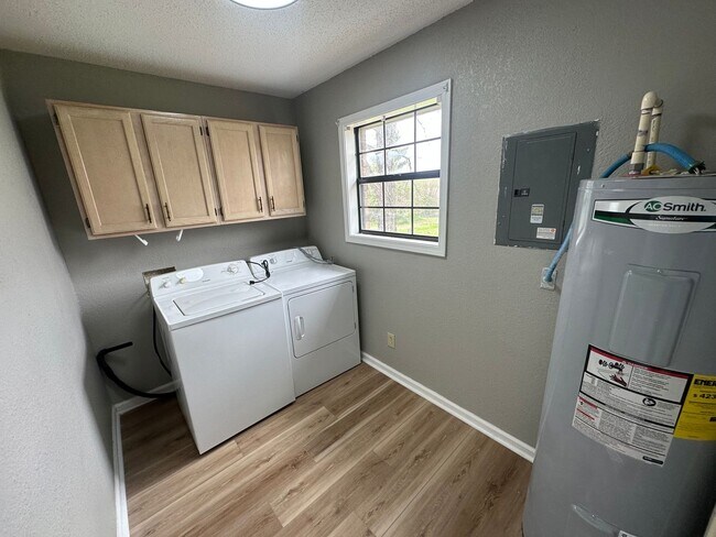 Building Photo - 1007 Northwood Dr