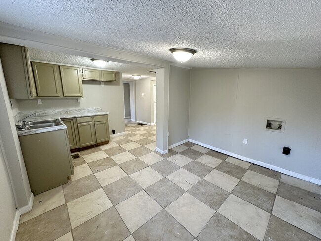 Building Photo - 1512 Cherry Ave