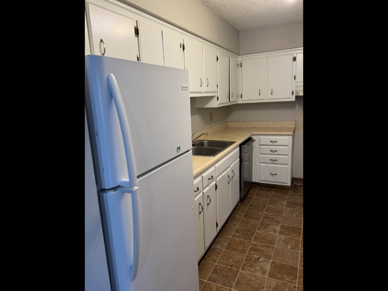 Building Photo - 515 Basswood Ave