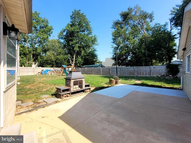 Building Photo - 6 Tudor Ct