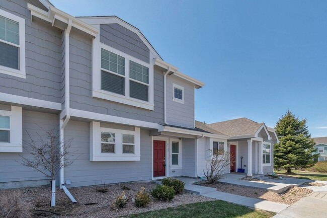 Building Photo - Charming 3 Bedroom 3 Bath Townhouse in Green Valley Ranch!
