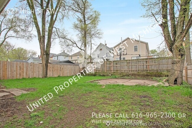 Building Photo - Available Now |2 Bed 1 Bath Lower Level Ap...