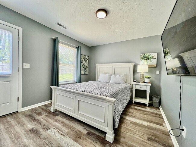 Building Photo - 3 bedroom home w/ privately fenced yard + hot tub.