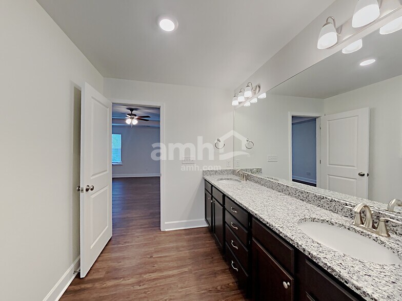 Building Photo - 4507 Tarpon Dr