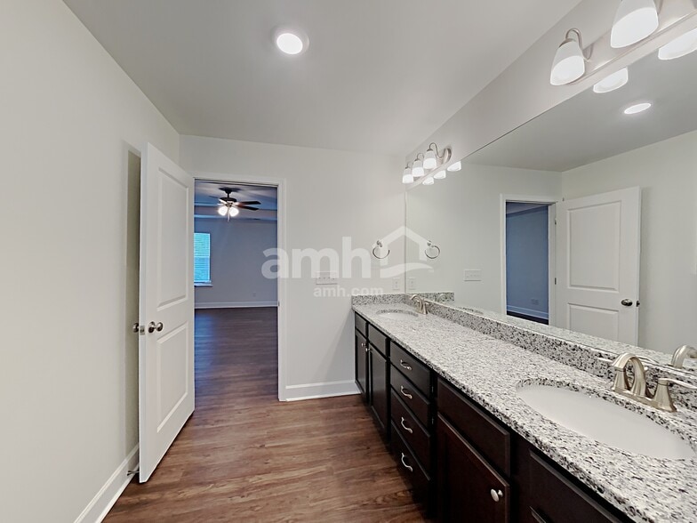 Building Photo - 4515 Tarpon Dr