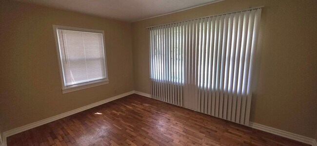 Building Photo - Spacious 4 Bedroom Home close to Missouri State University! $1495!