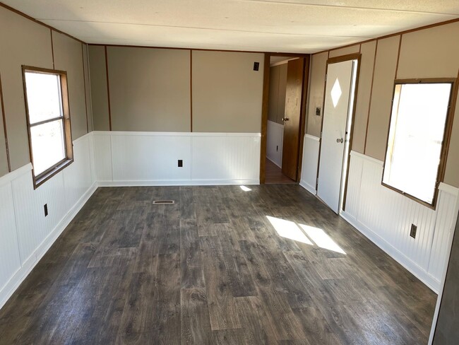 Building Photo - 3 Bed, 1.5 Bath mobile home located in Sta...