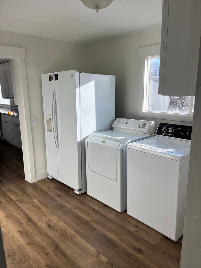 Building Photo - 725 Sand Creek Rd