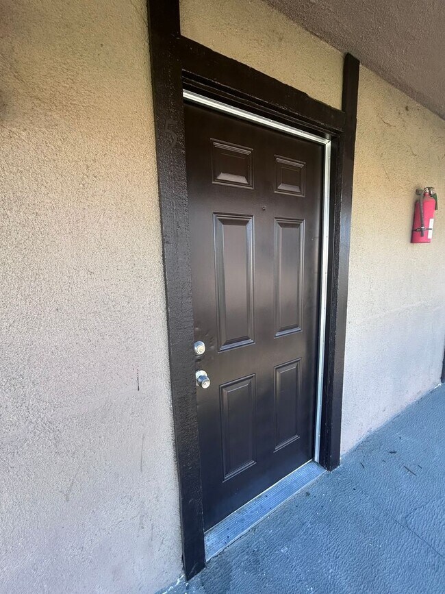 Building Photo - Upstairs Unit!!! Move in Ready!