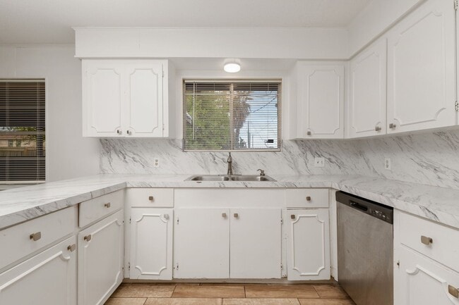 Building Photo - Spacious 3 bedroom, 2 bathroom home in the...
