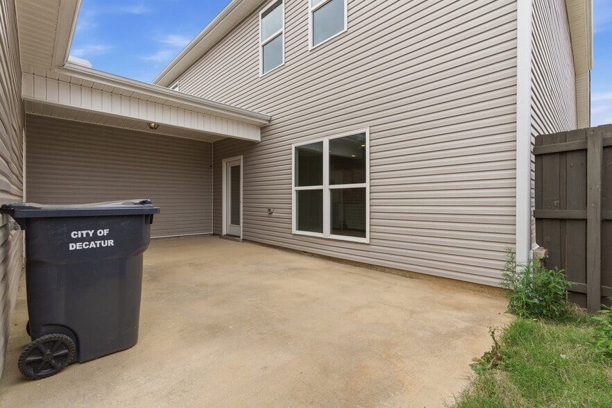 Building Photo - 3237 McClellan Way SE