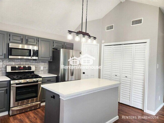 Building Photo - 2118 Creston Dr