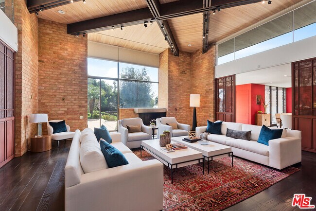 Building Photo - 1018 Summit Dr