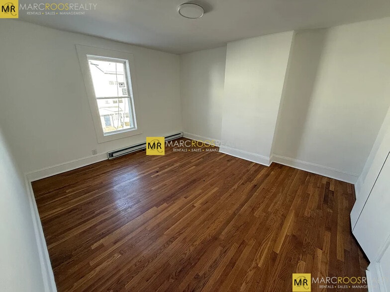 Building Photo - 682 Parker St