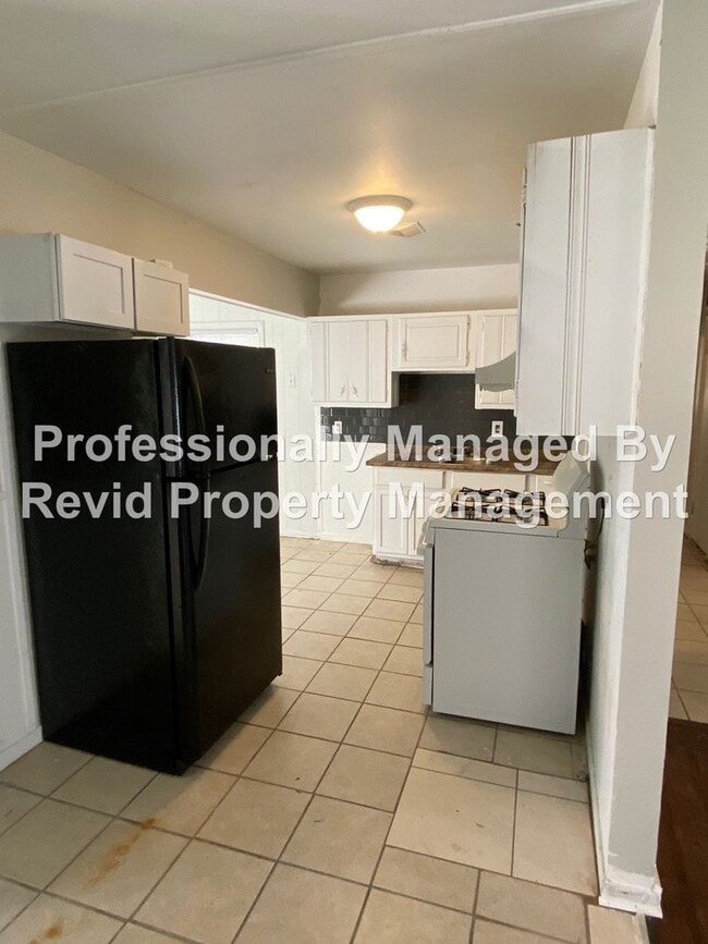 Building Photo - Large 3 bedroom home!