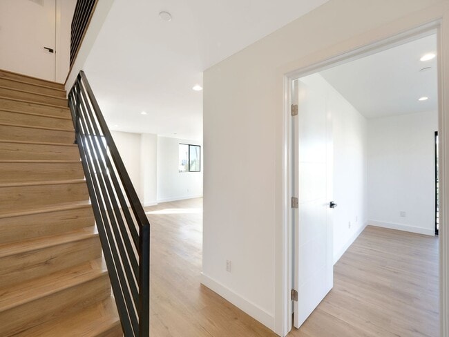 Building Photo - Massive 4 & 5 Bed Luxury Townhomes