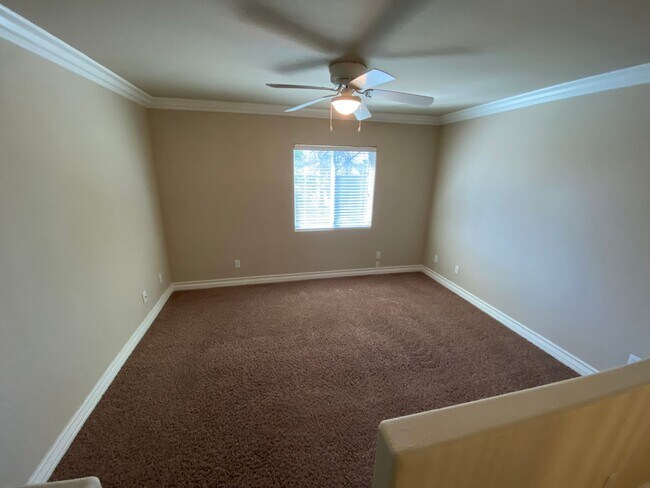 Building Photo - Beautiful 5 bed/3 bath home located in Hen...