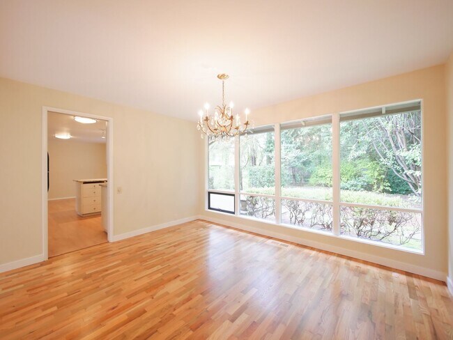 Building Photo - 3 Bed and 3 Bath Plus Office Private Singl...