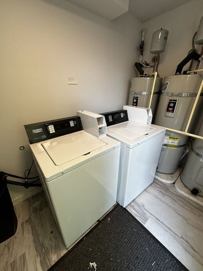 Building Photo - 826 N Garden St