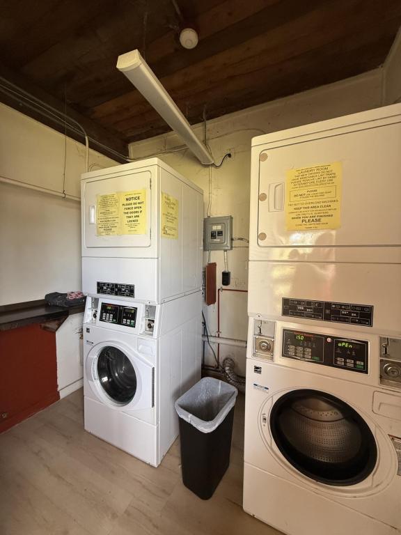 Building Photo - 2180 Country Club Dr