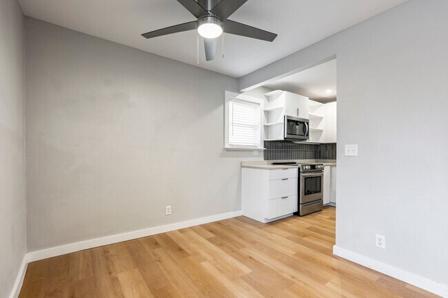 Building Photo - 811 N Pleasant St