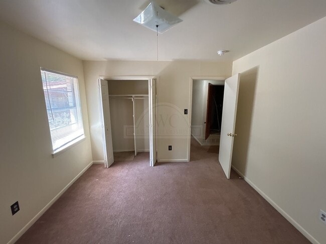 Building Photo - 208 Oak St