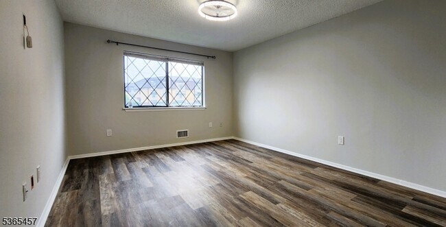 Building Photo - 1150 W St Georges Ave