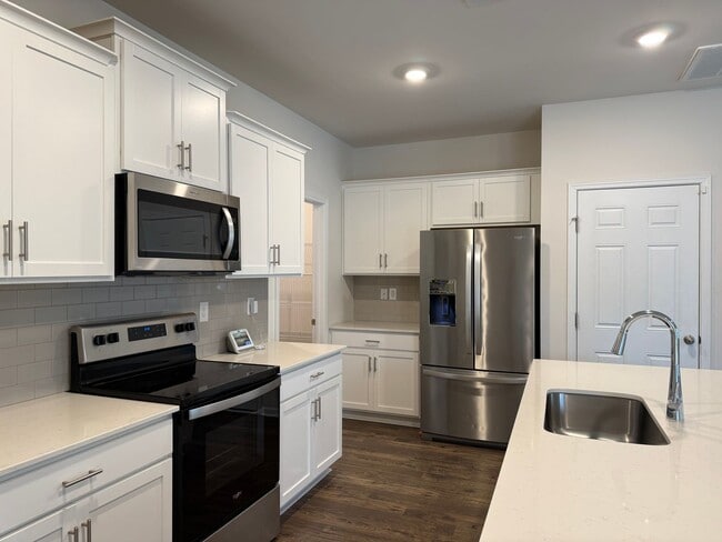 Building Photo - Spacious 5-Bedroom Home for Rent in The Falls – Modern, Comfortable, and Move-In Ready