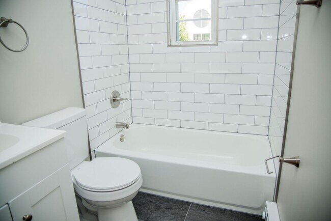 Building Photo - 1905 Grayland Ave