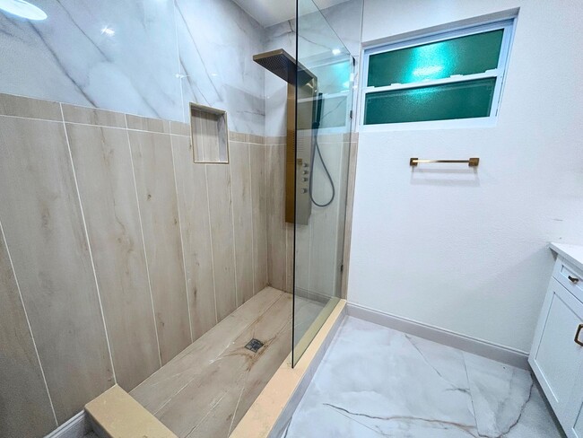 Building Photo - Beautifully renovated studio with extra large spa bathroom and yard