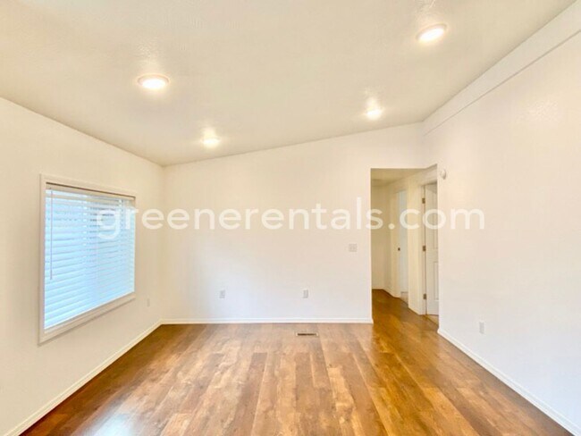 Building Photo - 6733 5th Ct SE