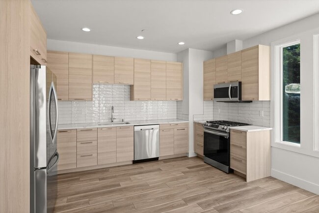 Building Photo - Beautiful Greenwood Townhome with Rooftop ...