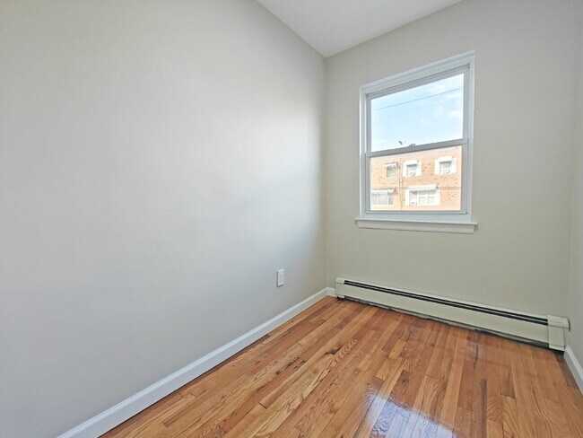 Building Photo - Spacious Fully Renovated Corner-Home Available Now!