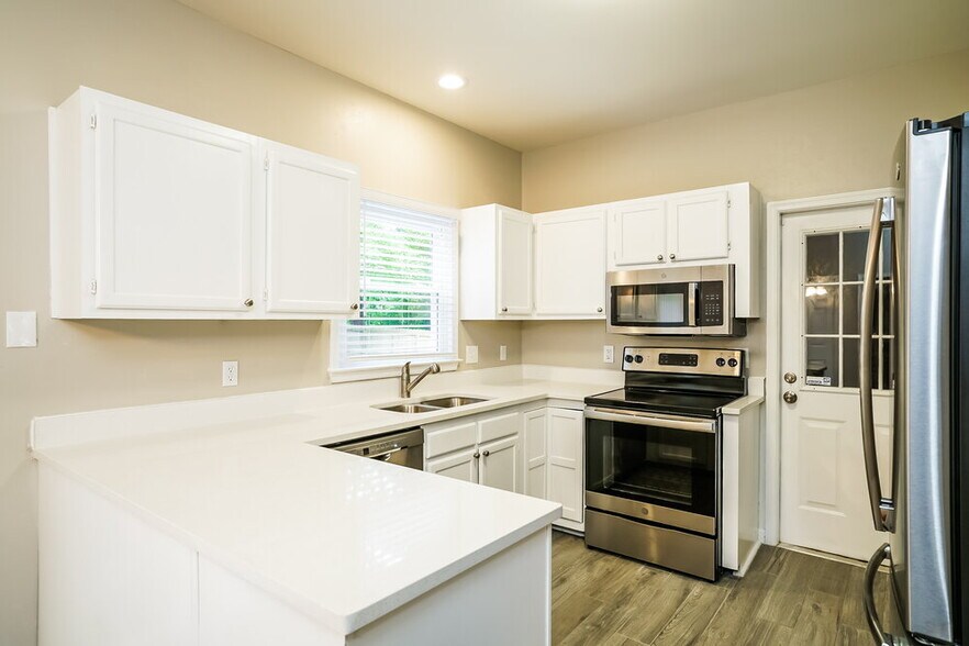 Building Photo - 1716 Netherfield Ln