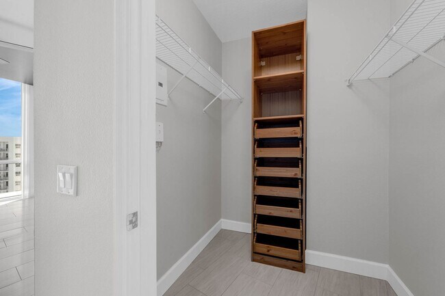 Building Photo - “Luxury, Location, Lifestyle — All at The ...
