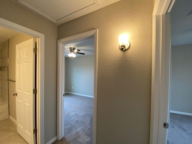 Building Photo - Custom Home - Desirable SE Ocala Neighborh...