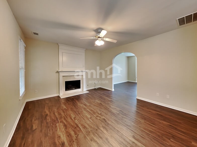 Building Photo - 1026 Chatsworth Ln