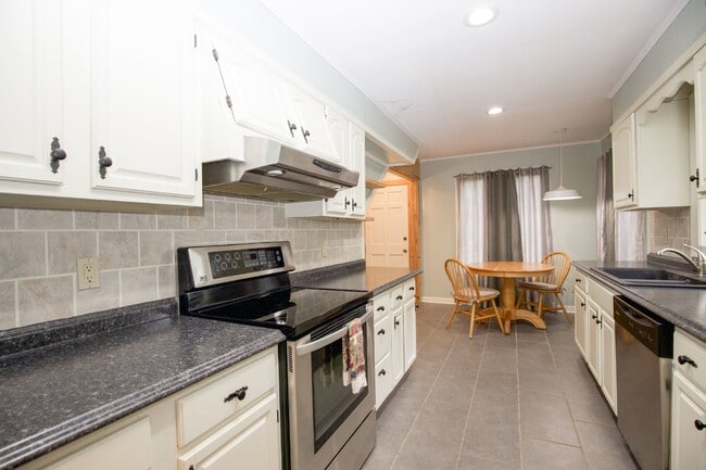 Building Photo - Cottage life in Southern Pines