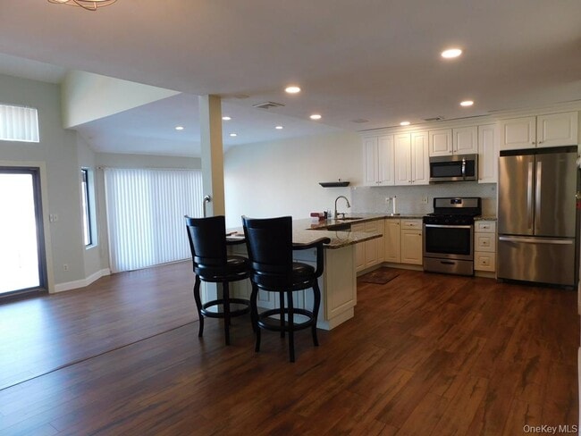 Building Photo - 729 Hewitt Ln