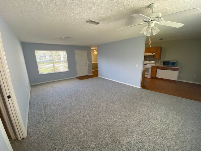 Building Photo - Beautiful Unfurnished, pet friendly home A...