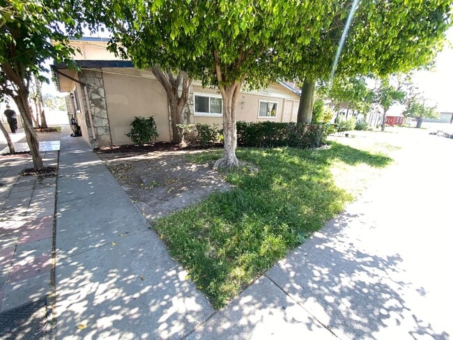 Building Photo - Remodeled 3 Bedroom 1 Bath Plus Single Car Garage