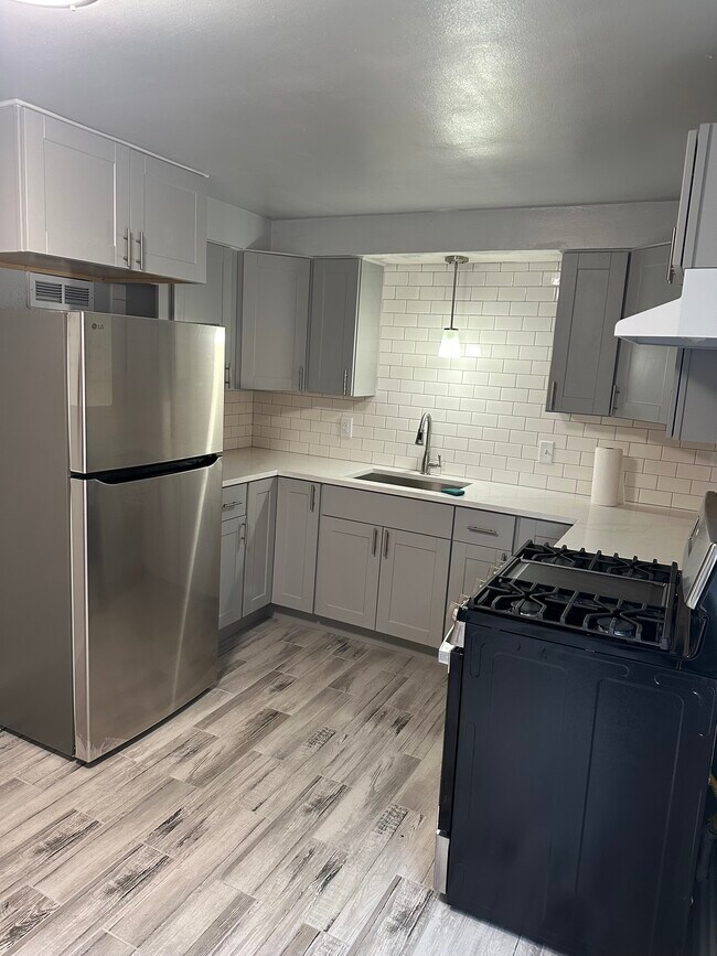 Building Photo - 2014 Davis Ave