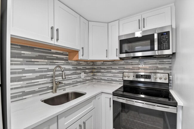 Building Photo - 15 S Golfview Rd