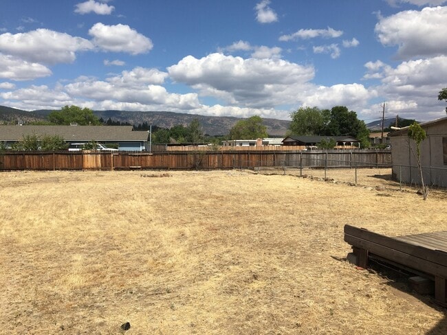 Building Photo - Cute 2 Bedroom Home - Pets Allowed