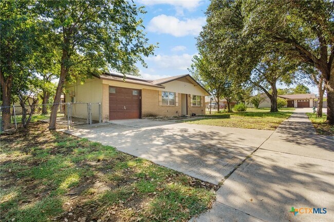 Building Photo - 1820 Gaynor Dr