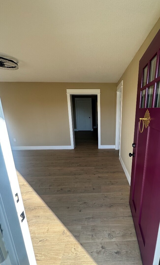 Building Photo - 218 S Oak St