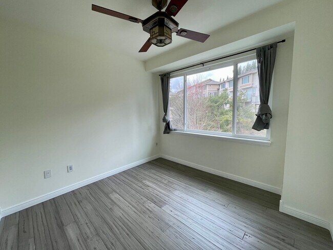 Building Photo - Issaquah Townhouse at Peregrine Point...