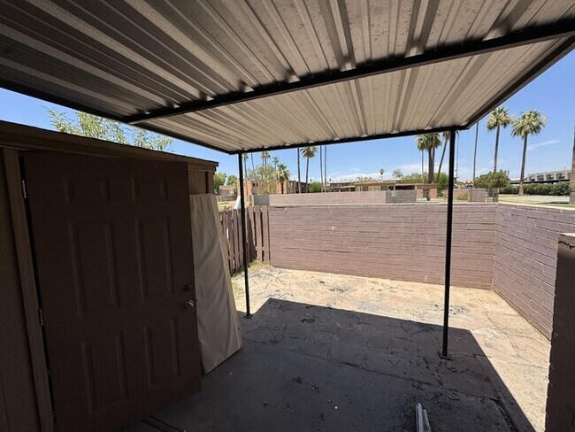 Building Photo - West Phoenix 3br townhome