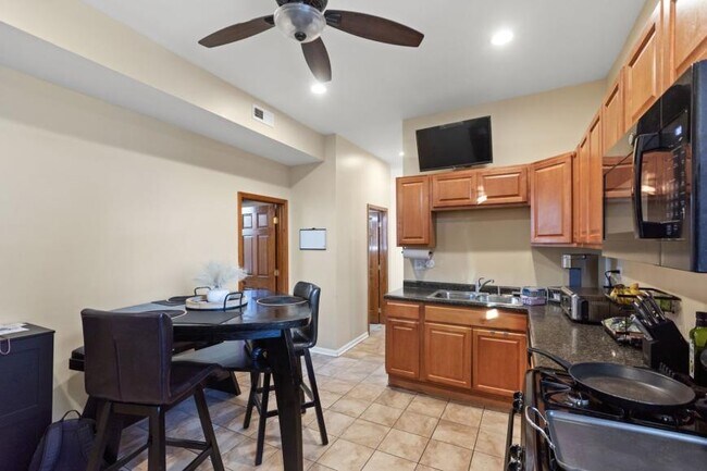 Building Photo - 3 bedroom in Chicago IL 60647