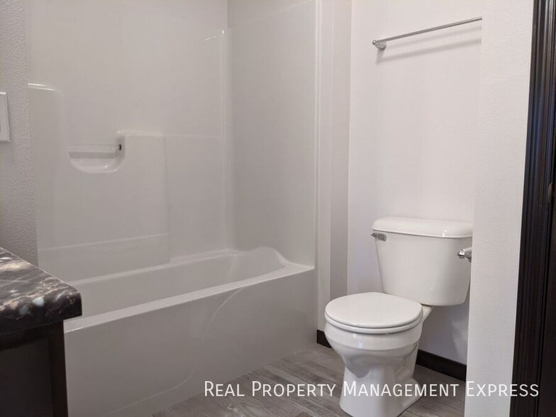 Building Photo - 3 Bedroom 1.5 Bathroom Townhome w/ Double ...